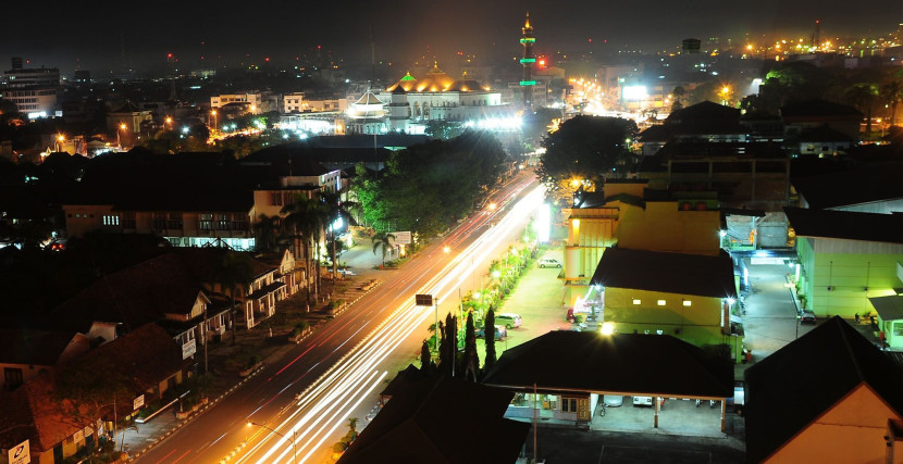 Kota Palembang di kejauhan cagar budaya Masjid Agung SMB. (FOTO: palembang.go.id)