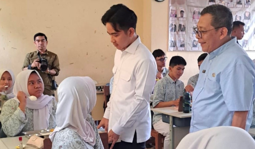 Ketua MKKS SMA/SMK Kota Depok yang juga Kepsek SMAN 4 Depok, Mamad Mahpudin (kiri) saat mendampingi Wapres, Gibran Rakabuming Raka saat mendukung program pemerintah, Makan Bergizi Gratis (MBG) di SMA 4 Depok. (Foto: Dok RUZKA INDONESIA)