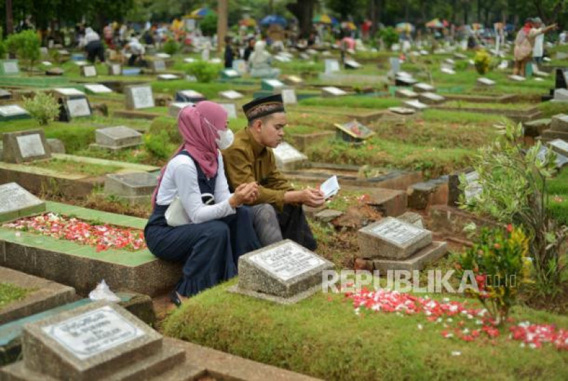 Warga melakukan ziarah kubur di TPU Karet Bivak, Jakarta, Ahad (10/3/2024). Tradisi ziarah makam ini dilakukan menjelang datangnya bulan suci Ramadhan. Foto: Republika/Thoudy Badai