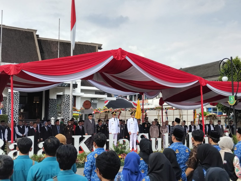 Proses serah terima jabatan Wali Kota dan Wakil Wali Kota Sukabumi di Plaza Balai Kota Sukabumi, Kamis (20/2/2025).