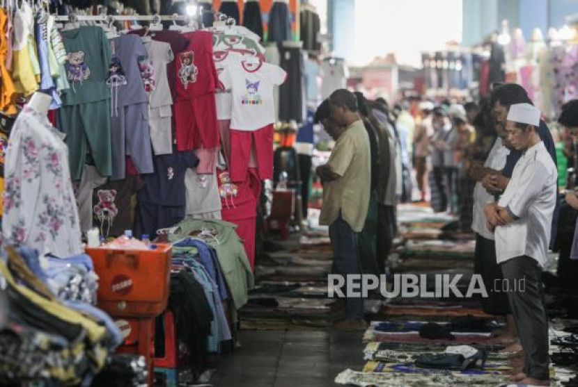 Sejumlah umat muslim melaksanakan Sholat Jumat berjamaah di Pasar Tanah Abang, Jakarta, Jumat (15/3/2024). Foto: Dok. Republika