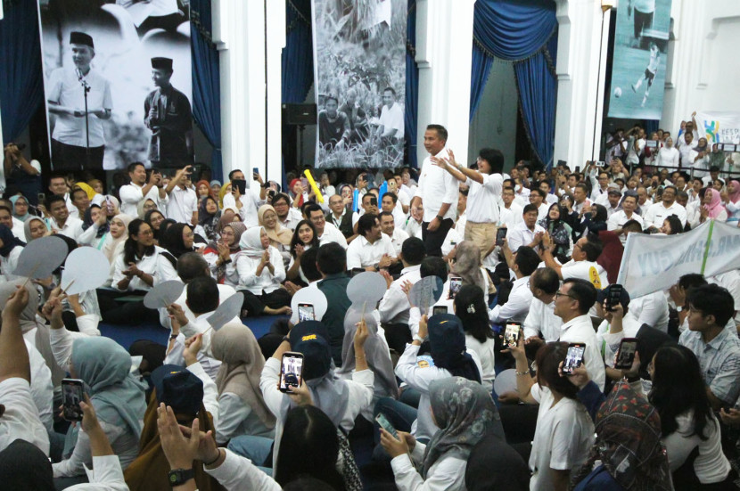 Pj Gubernur Jabar Bey Machmudin bersama istri disambut keluarga besar Sekretariat Daerah Jabar di Aula Barat Gedung Sate, Kota Bandung, Rabu (19/2/2025). Foto: Edi Yusuf