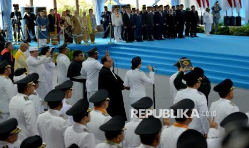 Ratusan kepala daerah dilantik, dan diambil sumpahnya di atas Kitab Suci. 