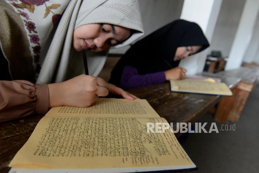 Salah satu tradisi keilmuan di pesantren, mempelajari kitab kuning.