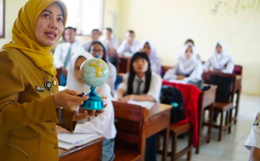 Foto ilustrasi seorang guru mengajar di kelas. (Foto: Dok REPUBLIKA)