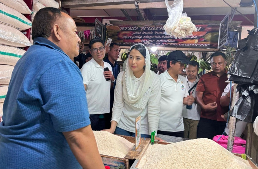 Wamendag), Dyah Roro Esti Widya Putri melakukan peninjauan harga bahan pokok di Pasar Atas, Kota Cimahi, Jabar. (Foto: Dok RUZKA INDONESIA)