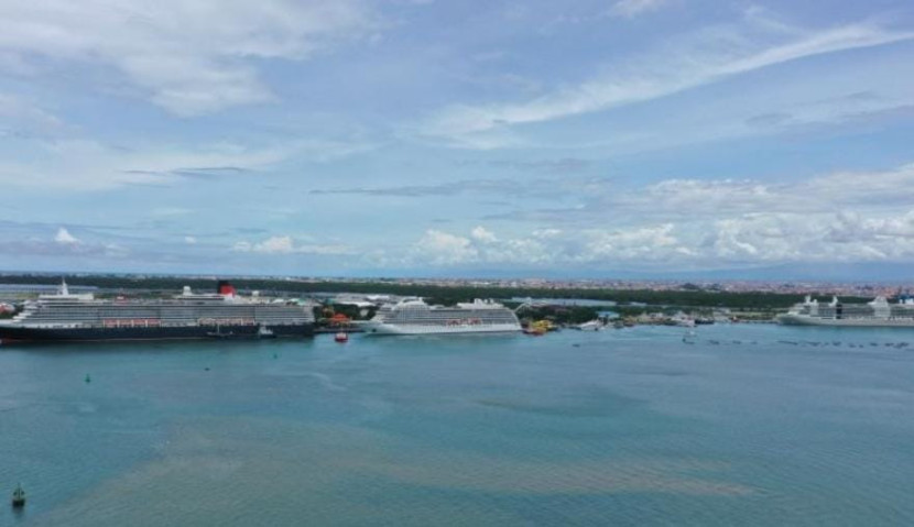 Tiga kapal pesiar internasional bersandar di Pelabuhan Benoa, Bali. (Foto: Kementerian BUMN) 