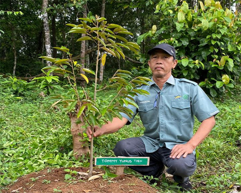 Ismantri dengan bibit tanaman yang ditanam. (FOTO: Dok. Ismantri)