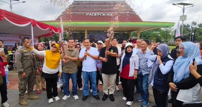 Wakil Wali Kota/Plh Wali Kota Depok, Chandra Rahmansyah membuka Gerakan Pangan Murah di giat Funsos 2025 yang berlangsung di Alun-alun Kota Depok, Ahad (23/02/2025). (Foto: Dok RUZKA INDONESIA)