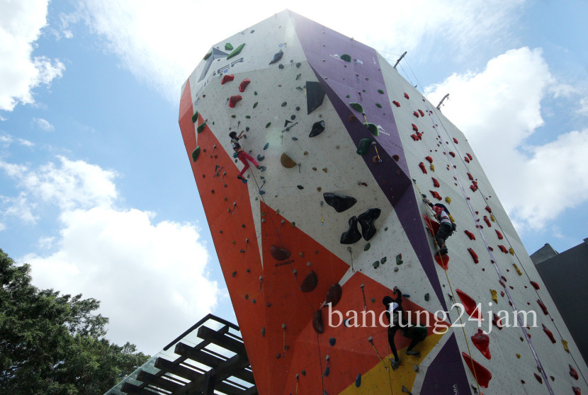 Perlombaan panjat tebing 'The Spider Kids 2025' yang diselenggarakan Eiger Tropical Adventure di halaman Eiger, Jalan Sumatera, Kota Bandung, Sabtu (22/2/2025). Foto: Edi Yusuf