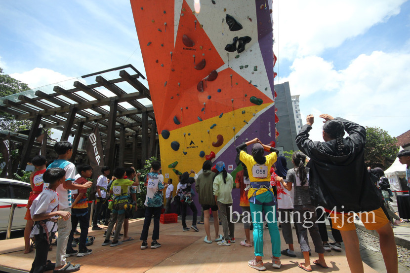 Peserta bersiap mengikuti perlombaan panjat tebing 'The Spider Kids 2025' yang diselenggarakan Eiger Tropical Adventure di halaman Eiger, Jalan Sumatera, Kota Bandung, Sabtu (22/2/2025). Foto: Edi Yusuf