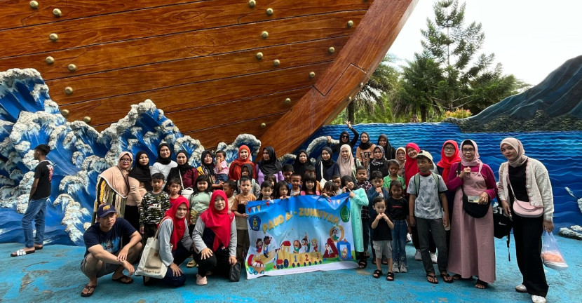 Anak-anak PAUD Tipar Kota Sukabumi mengunjungi lokasi wisata SantaSea Water Theme Park Kota Sukabumi yang berlokasi di Jalan Lio Santa, Kota Sukabumi, Ahad (23/2/2025).