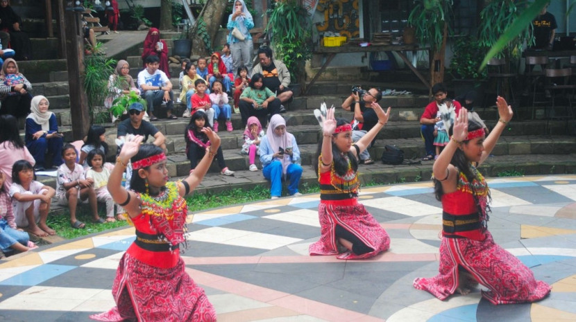 Komunitas seni dan budaya Huma Rumil tampilkan pentas seni anak dan remaja di Kandank Jurank Creative Park. (Foto: Humas Huma Rumil/Huma Ark Center)