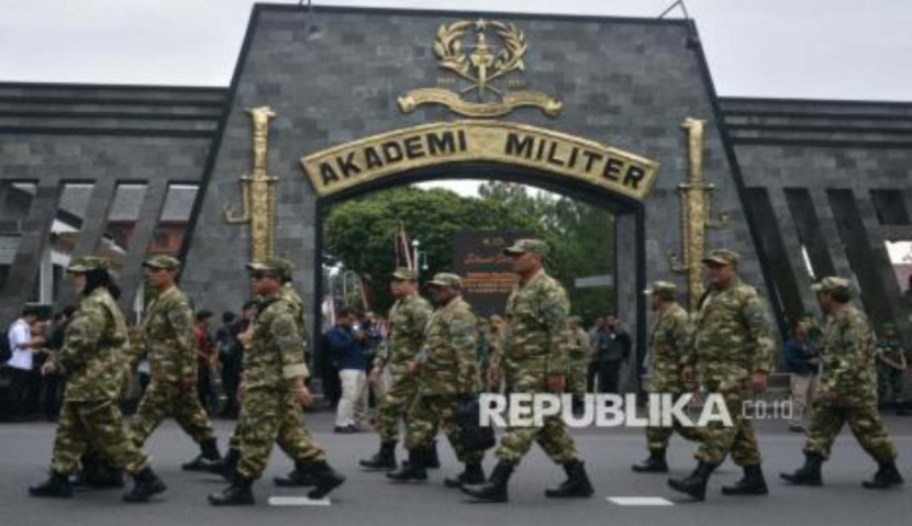 Sejumlah kepala daerah peserta retret yang mengenakan seragam komponen cadangan (komcad) berbaris setibanya di Kompleks Akademi Militer Magelang, Jawa Tengah, Jumat (21/2/2025). (Foto: ANTARA FOTO/Anis Efizudin)