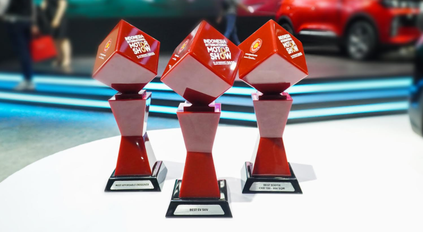 Piala penghargaan yang diraih oleh PT Chery Sales Indonesia (CSI) dalam ajang IIMS Award 2025 Dok. CSI