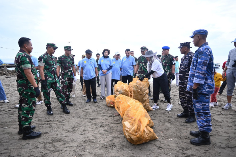 Aksi bersih-bersih sampah pantai di Bulukumba           Sumber:dok Puspen TNI