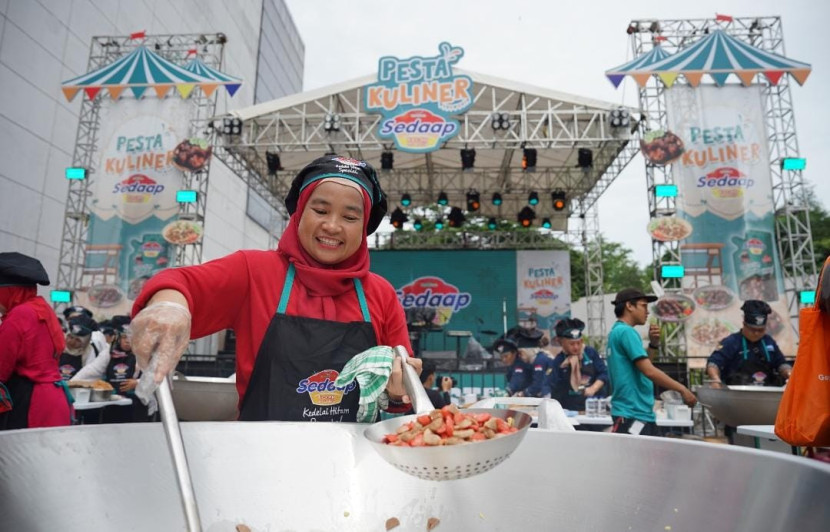 Pesta Kuliner Sedaap 2025 menghadirkan lomba masak kwetiau goreng di Kuali Sedaap bersama ibu-ibu PKK Depok, Sabtu (22/5/2025). (Foto: Dok Ruzka Indonesia) 