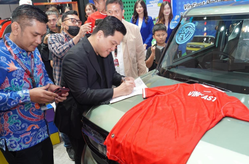 Momen ketika Erick Thohir menandatangani Surat Pemesanan Kendaraan (SPK) VinFast VF3 di booth VinFast saat IIMS 2025. (Dok. VinFast)