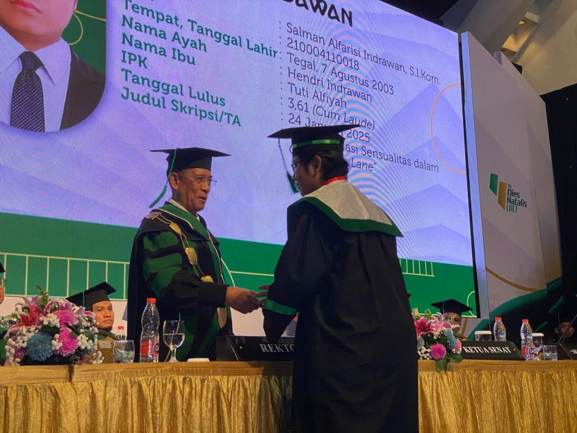 Rektor UICI menyampaikan selamat kepada wisudawan Sumber:Foto UICI