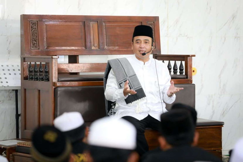 Wakil Wali Kota Bandung Erwin, memberikan pembekalan kepada para santri pondok pesantren se-Kota Bandung dalam acara Silaturahmi dan Pelatihan Life Skill Santri di Pondok Pesantren Al-Madinah, Kota Bandung, Sabtu (22/2/2025). Foto: Diskominfo Kota Bandung