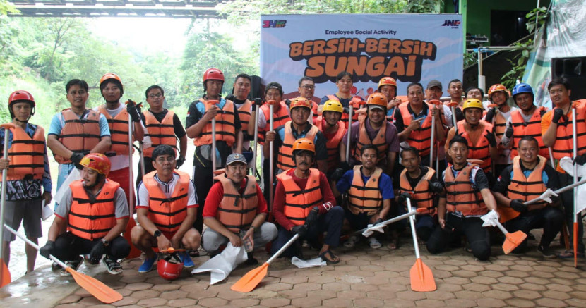 JNE bersama Yayasan Sahabat Sungai Ciliwung melakukan Bersih-Bersih Sungai di Depok, Jawa Barat, dalam memperingati Hari Sampah Nasional. (Foto: Dok RUZKA INDONESIA)