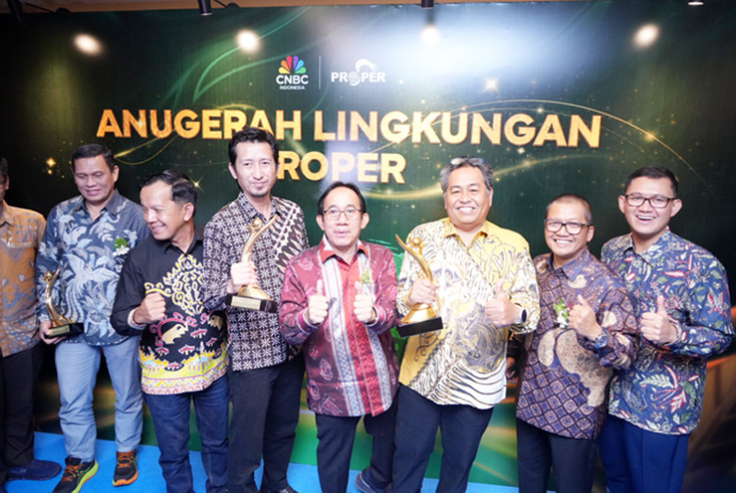 Direktur Utama PTBA Arsal Ismail dengan dua penghargaan Proper Emas 2024. (FOTO: Humas PTBA)