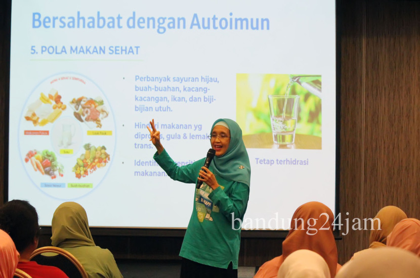 Dian Syarief (Survivor Autoimun dan Founder SDF) menyampaikan pemaparan saat acara Simposium Awam Autoimun dan Gangguan Kesehatan Mental, di Kota Bandung, Ahad (23/2/2025). Foto: Edi Yusuf