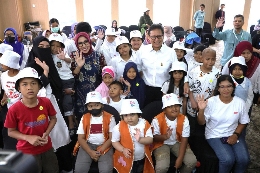 Menteri Kesehatan Budi Gunadi Sadikin bersama dengan anak-anak pada acara memperingati Hari Kanker Anak Sedunia (International Childhood Cancer Day) 