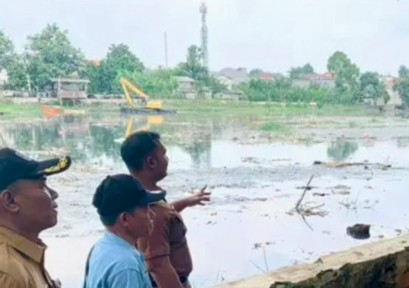 Lurah Tugu, Tri Sakti Anggoro meninjau langsung pengerukan Situ Pedongkelan di Cimanggis, Kota Depok. Dengan pengerukan diharapkan dapat mengatasi permasalahan banjir di wilayah sekitar. (Foto: Dok Diskominfo Kota Depok)