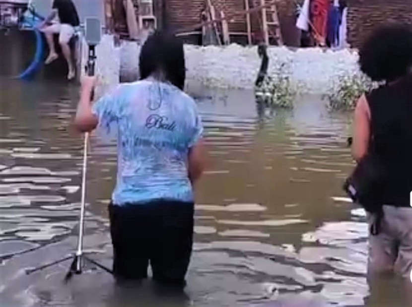 Dua Tiktokers diusir warga saat buat konten di lokasi banjir Kota Bandar Lampung. (Foto: Tangkapan Layar Video)