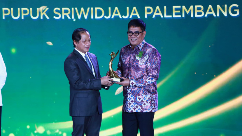 Menteri LH, Hanif Faisol Nurofiq menyerahkan penghargaan Proper Emas 2024 kepada Direktur Utama Pusri, Daconi Khotob. (FOTO: Humas Pusri)