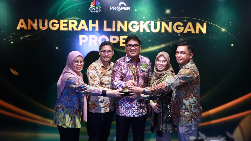 Direktur Utama PT Pusri Daconi (tengah) bersama staf memegang tropi penghargaan Proper Emas 2024. (FOTO: Humas Pusri)