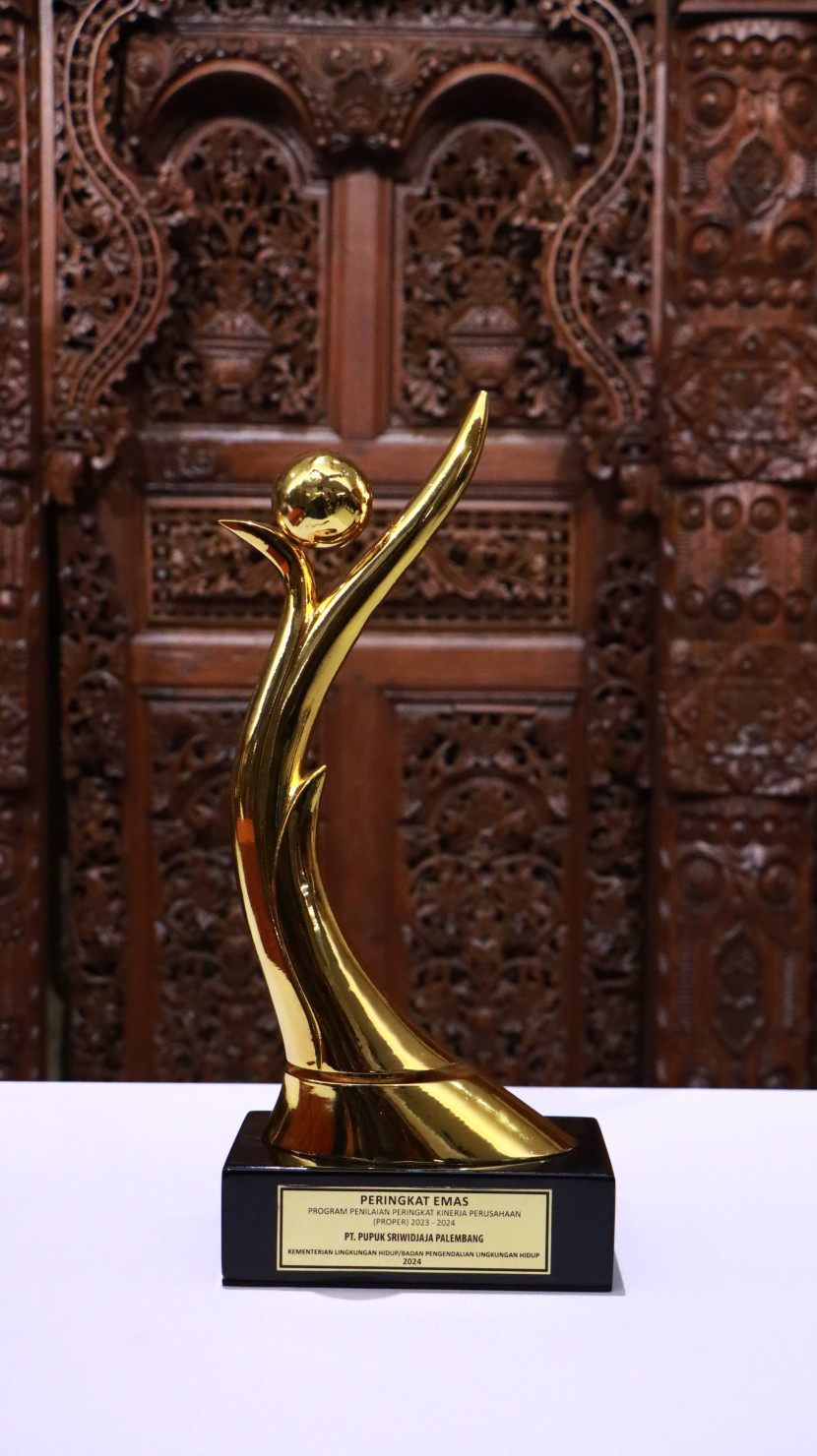 Tropi Penghargaan Proper Emas 2024 untuk PT Pusri. (FOTO: Humas Pusri)