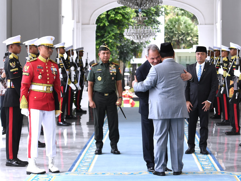 Presiden Prabowo Subianto memeluk erat Sekretaris Dewan Keamanan Federasi Rusia, Sergei Shoigu di Istana Merdeka, Selasa (25/2/2025). Sumber: BPMI Setpres/Cahyo