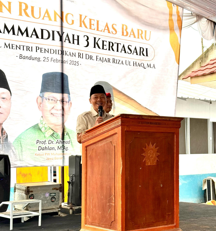 Wamendikdasmen Fajar Riza Ul Haq saat berada di SMP Muhammadiyah 3 Kertasari, Kabupaten Bandung, Jawa Barat (25/02/2025). Foto : dok kampusiana