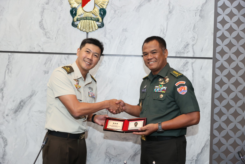 Wakil KSAD Letjn Tandyo Budi Revita bersama KSAD Singapura Brigjen Tan Cheng Kwee. Sumber: Seputar Militer