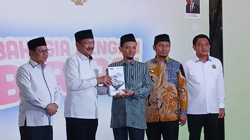 Ketua DPP Hidayatullah Dr. KH. Nashirul Haq (tengah) menyerahkan buku Annual Report kepada Ketua Umum Baznas Prof Dr KH. Noor Achmad (kedua kiri), Selasa (25/02/2025).