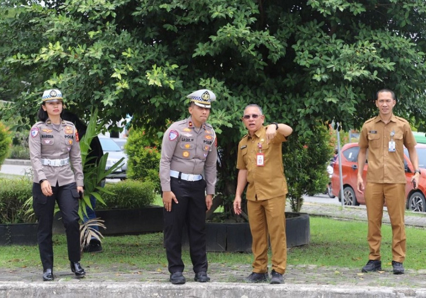 Plt Kepala Dinas Perhubungan Kaltim, Irhamsyah dan sejumlah aparat memantau rekayasa lalin. (Humas)