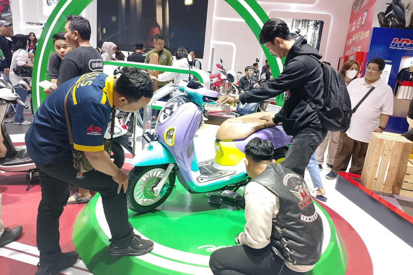 Para Bikers Komunitas Honda Mengamati Desain Serta Suasana Booth (Doc. Wahana Artha Group).