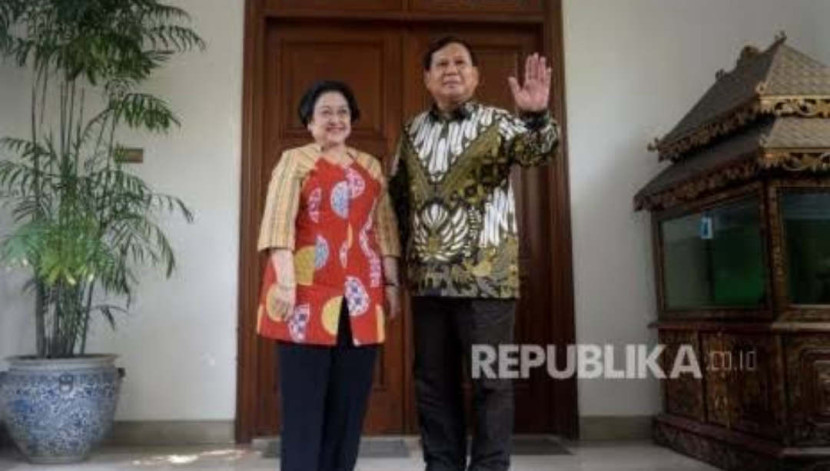 Ketua Umum PDI Perjuangan Megawati Soekarnoputri bersama Ketua Umum Partai Gerindra Prabowo Subianto saat bertemu di kediaman Jalan Teuku Umar, Jakarta, Rabu (24/7). (Foto: Republika/Prayogi)