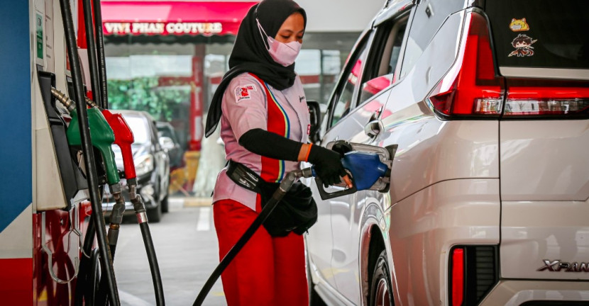 Foto ilustrasi seorang petugas pengisian SPBU. (Foto: Dok RUZKA INDONESIA)