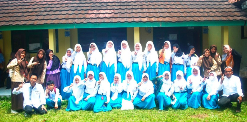 Para siswa SMPN 2 Depok foto bersama usai menjadi santri sehari di Pesantren Al Falak, Pagentongan, Bogor, Selasa (25/02/2025). (Foto: Dok Ayie Suminar)