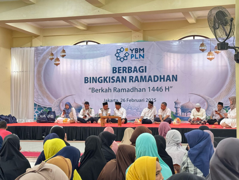 PLN UID Jakarta Raya bersama YBM PLN UID Jakarta Raya menyerahkan bingkisan sembako kepada warga kurang mampu di Masjid Jami’iyyatul Ummah, Jatiasih, Bekasi. (Foto: PLN Jaya) 