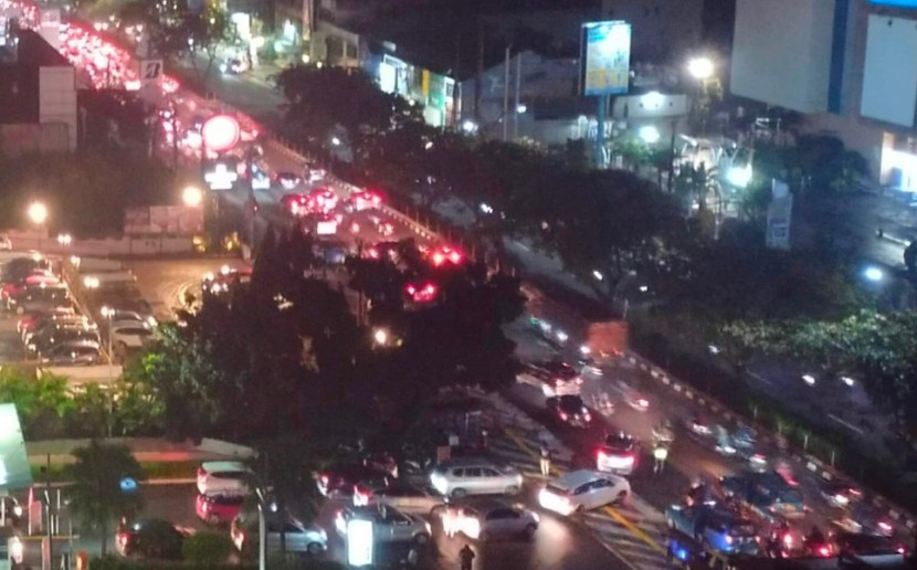 Titik kemacetan Jalan Margonda Raya di pintu keluar Margo City, terutama disaat jam pulang kerja dan hari libur. (Foto: Dok RUZKA REPUBLIKA) 