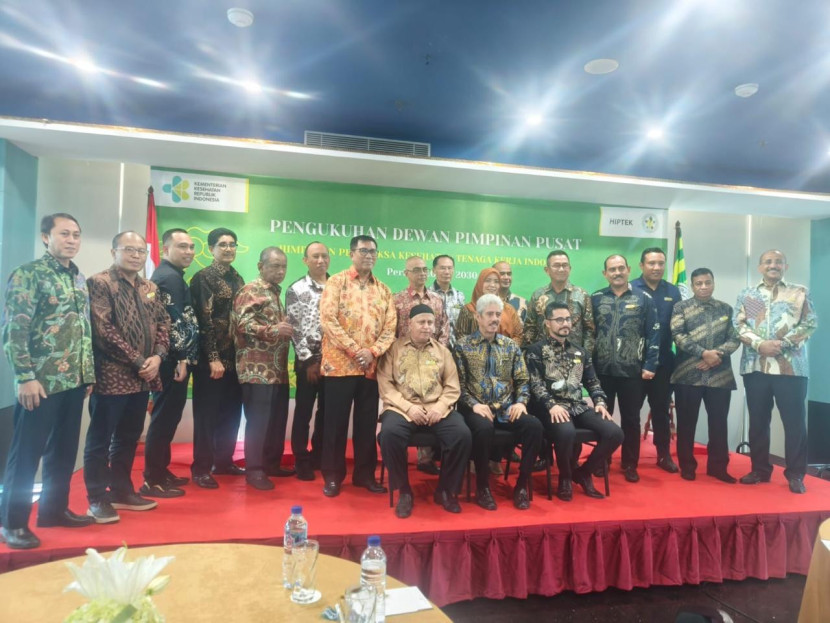 Foto bersama Pengurus Dewan Pimpinan Pusat Himpunan Pemeriksaan Kesehatan Tenaga Kerja Indonesia (DPP HIPTEK) periode 2025-2030, saat di kukuhkan di Manhattan Hotel, Kuningan, Jakarta Selatan.