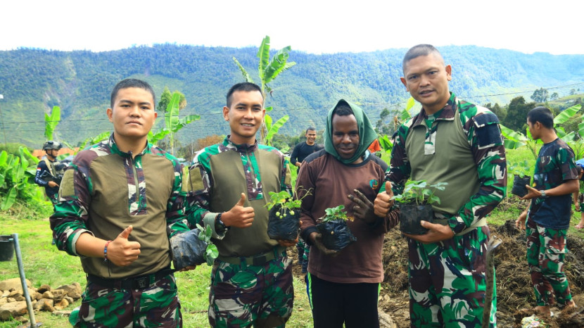 Kegiatan tanam sayur dan buah-buahan di Puncak Jaya Sumber:foto istimewa