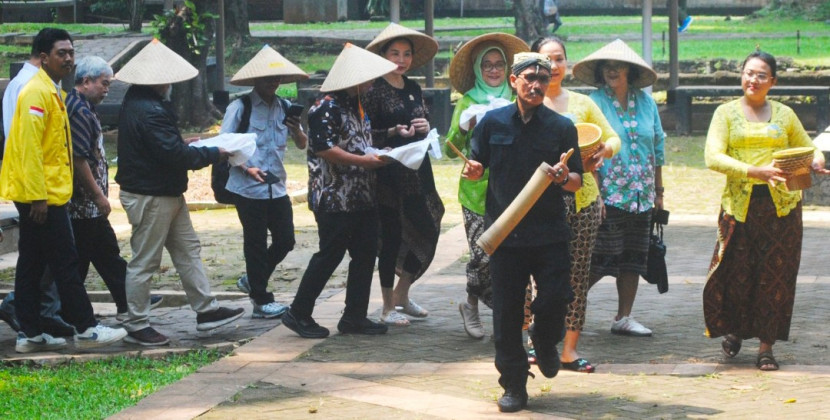 PPKB FIB UI menggelar Aksi Tanam Sorgum di Auditorium Gedung IV dan Etalase Budaya Tanam FIB UI, Halaman Belakang Gedung X Kampus FIB UI, Kota Depok, Kamis (27/02/2025). (Foto: Dok PPKB FIB UI) 