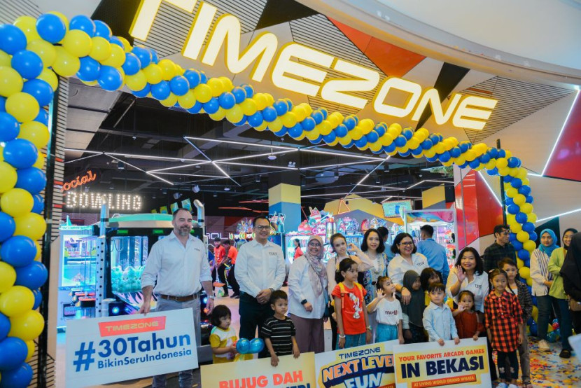 Senior Leader Team TEEG Indonesia with Kids Sumber:timezone