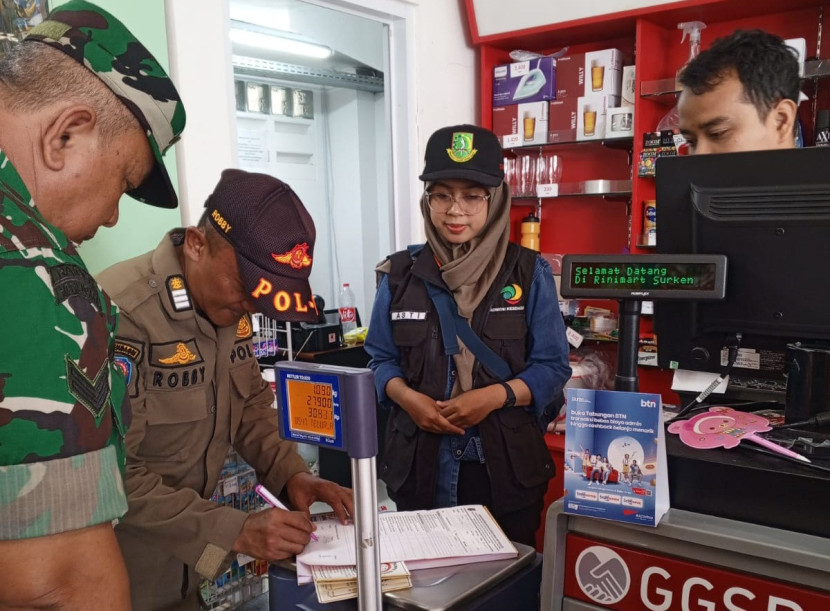 Upaya pembinaan dari petugas, terkait larangan pajangan rokok di tempat-tempat penjualan di Kota Sukabumi.