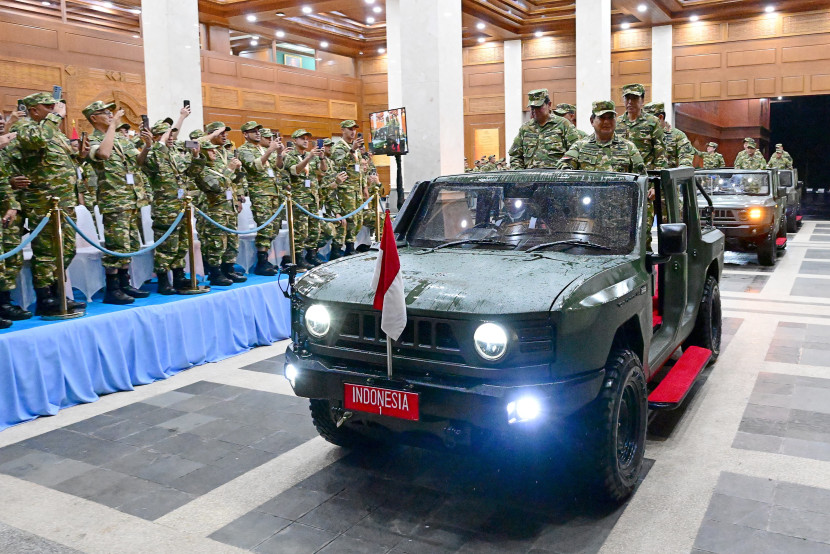 Presiden Prabowo Subianto didampingi SBY dan Jokowi di Akmil. Sumber: BPMI